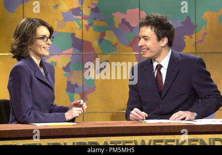 Film Still / Werbung noch von Donnerstag, 8. Februar 2001 auf NBC (8:40 Uhr - 21:00 Uhr ET) SATURDAY NIGHT LIVE PRIMETIME EXTRA2 - NBC bis spät in die Nacht - dargestellt (L-R): 'Wochenende Update "co-Anker Tina Fey und Jimmy Fallon. - NBC Foto: Mary Ellen Matthews Datei Referenz # 30847002 THA nur für redaktionelle Verwendung - Alle Rechte vorbehalten Stockfoto