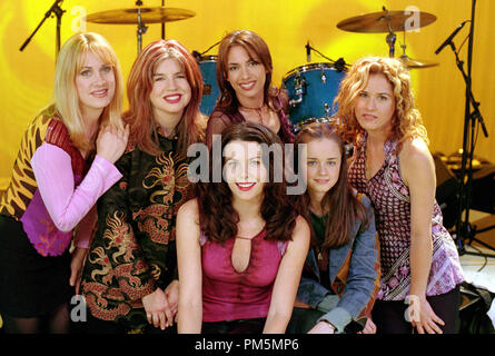 Film Still / Werbung noch von 'Gilmore Girls' (Episode: Concert Interruptus) (unten von links nach rechts) Lauren Graham, Alexis Bledel (oben rechts) Debbi Peterson, Michael Steele, Susanna Hoffs, Vicki Pererson 2001 Photo Credit: Scott Humbert Datei Referenz # 308471039 THA nur für redaktionelle Verwendung - Alle Rechte vorbehalten Links Stockfoto