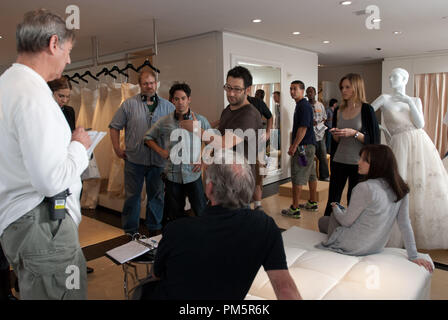 1. stellvertretender Direktor Alan B. CURTISS (links im Vordergrund), Produzent MOLLY MICKLER SMITH (hinter Curtiss, teilweise verdeckt), Produzent AARON LUBIN (in Plaid Shirt), Regisseur LUKE GREENFIELD, Direktor der Fotografie CHARLES MINSKY (vorne, Mitte), Produzent Hilary Swank (rechts, stehend) und Ginnifer Goodwin (rechts, sitzend) am Set bei den Dreharbeiten von Alcon Unterhaltungen romantische Komödie etwas geborgt ein Warner Bros.-Bilder freigeben. Stockfoto