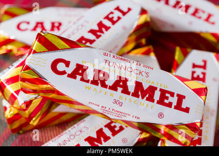 Tunnocks Milk Chocolate Caramel Wafers ein Keks von Tunnocks Familie Bäcker in Larkhall Schottland produziert Stockfoto