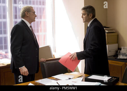 Studio Werbung noch von 'Michael Clayton' Sydney Pollack, George Clooney © 2007 Warner Photo Credit: Myles Aronowitz Datei Referenz # 307381144 THA nur für redaktionelle Verwendung - Alle Rechte vorbehalten Stockfoto