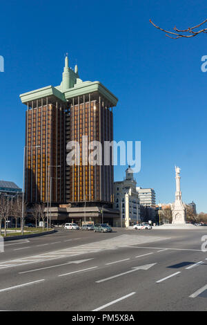 MADRID, Spanien - 21. JANUAR 2018: Denkmal für Columbus und Columbus Türme an der Plaza de Colon in der Stadt von Madrid, Spanien Stockfoto