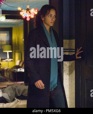 Studio Werbung noch von 'Perfect Stranger' Halle Berry © 2007 Columbia Pictures Photo Credit: Barry Wetcher Datei Referenz # 307381330 THA nur für redaktionelle Verwendung - Alle Rechte vorbehalten Stockfoto