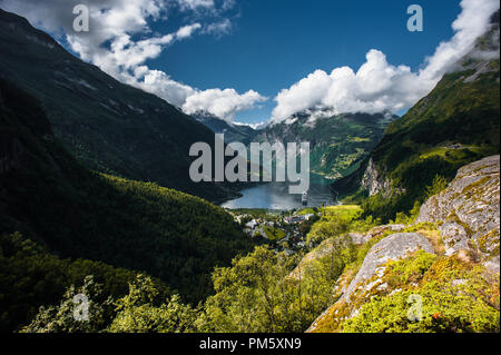 Blick auf Kreuzfahrtschiff in Geiranger Fjord vom Dalsnibba Berg, Norwegen Stockfoto