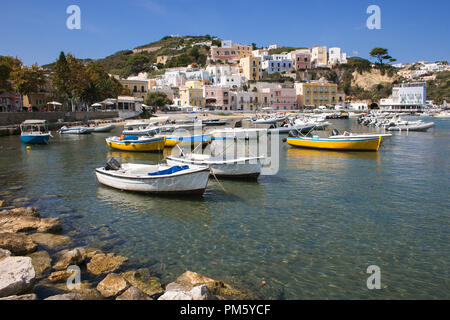 Schöne Sicht auf den Hafen von Ponza in Latium, Italien Stockfoto