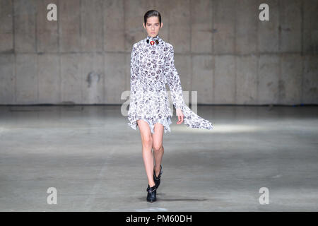 Modelle auf dem Laufsteg während der Christopher Kane Frühjahr/Sommer 2019 London Fashion Week zeigen in der Tate Modern, London. Stockfoto