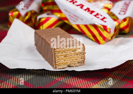 Tunnocks Milk Chocolate Caramel Wafers ein Keks von Tunnocks Familie Bäcker in Larkhall Schottland produziert Stockfoto