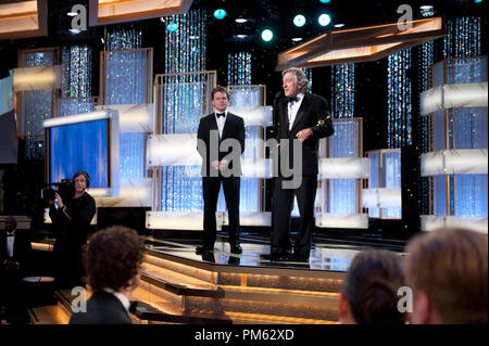 Matt Damon (links) stellt Robert De Niro mit dem Cecil B DeMille Award auf der 68. jährlichen Golden Globe Awards in Beverly Hills für seine Òoutstanding Beitrag zu den Bereich Entertainment.Ó Stockfoto