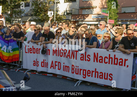 Bensheim, Deutschland. 16 Sep, 2018. Die Demonstranten halten ein Banner, das liest' eher ein wanderarbeitnehmer als Nachbar als die AfD im Rathaus". Über tausend Menschen aus verschiedenen demokratischen Parteien und Organisationen protestierten in Bensheim in Hessen gegen die Kundgebung für die 2018 Landtagswahl in Hessen von der rechtsextremen Partei AfD (Alternative für Deutschland). Die AfD stellvertretende Parteivorsitzende Beatrix von Storch war Hauptredner bei der Veranstaltung. Quelle: Michael Debets/Pacific Press/Alamy leben Nachrichten Stockfoto