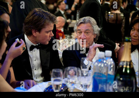 Matt Damon (links) und Robert De Niro auf der 68. jährlichen Golden Globe Awards im Beverly Hilton in Beverly Hills, CA am Sonntag, 16. Januar 2011. Stockfoto