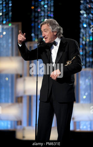 Robert De Niro nimmt die Cecil B DeMille Award auf der 68. jährlichen Golden Globe Awards für seine Òoutstanding Beitrag für den Bereich Entertainment, Ó im Beverly Hilton in Beverly Hills, CA am Sonntag, 16. Januar 2011. Stockfoto