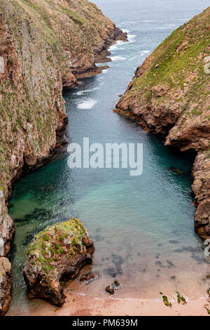 Berlengas Inseln, Portugal: kleine Schlucht zum Meer führt in den Berlengas Stockfoto