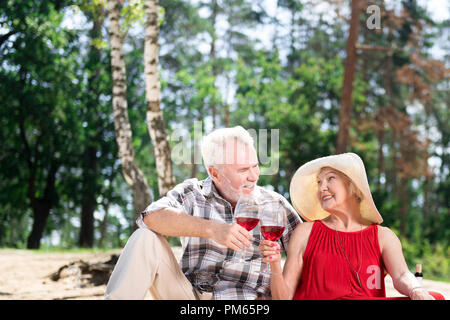 Gerne älteres Paar Paar trinken und feiern Ihren besonderen Tag Stockfoto