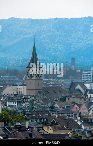 Zürich Zentrum. Bild der alten Europäischen Stadt, die Aussicht von oben. Schönes Haus und Kapelle. Stockfoto