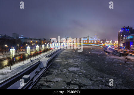 Blick auf den Moskauer Kreml und Bolschoj Kamenny Brücke von Patriarshy Bridge bei Nacht im Winter in Moskau. Russland Stockfoto