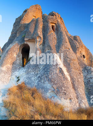 Kappadokien, eine semi-aride Region in der Türkei, ist für seinen unverwechselbaren Feenkamine bekannt Stockfoto