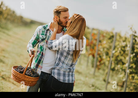 Foto eines jungen Paares in einem Weinberg küssen Stockfoto