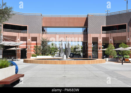 LONG BEACH, CALIF-Sept 10, 2018: Brunnen und Innenhof auf das One World Trade Center, ein 27-stöckiges Bürogebäude, das höchste Gebäude in Long Beach. Stockfoto