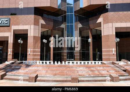 LONG BEACH, CALIF-Sept 10, 2018: Brunnen und Haupteingang des One World Trade Center, ein 27-geschossiges Bürogebäude, das höchste Gebäude in Langen Beac Stockfoto