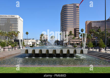 LONG BEACH, CALIF-Sept 10, 2018: Long Beach Skyline vom Performing Arts Center Brunnen. Stockfoto