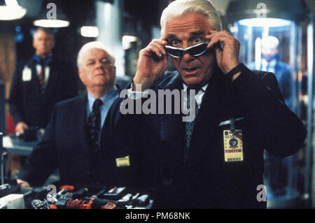 Film noch von Py's Hart." Charles Durning, Leslie Nielsen © 1996 Hollywood Pictures Photo Credit: Elliott Marks Datei Referenz # 31042237 THA nur für redaktionelle Verwendung - Alle Rechte vorbehalten Stockfoto