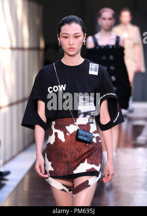 Modelle auf dem Laufsteg während der Burberry London Fashion Week SS 19 Show im Süden Londons Mail Center statt. PRESS ASSOCIATION Foto. Bild Datum: Montag, September 17, 2018. Siehe PA Geschichte showbiz Burberry. Photo Credit: Isabel Infantes/PA-Kabel Stockfoto