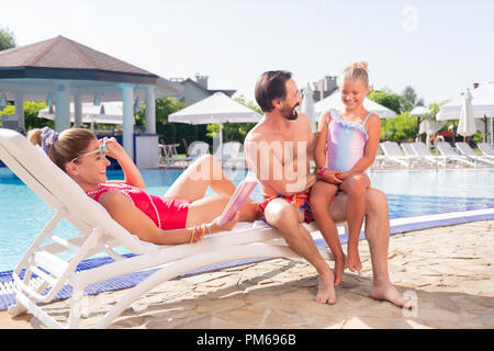 Gerne begeistert Mädchen sitzen auf Ihrem Vati runden Stockfoto