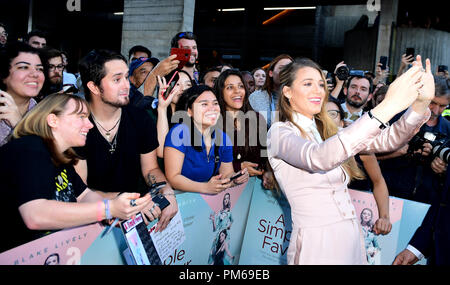 Blake Lively nimmt eine selfie mit Ventilatoren, die Premiere eines einfachen Gefallen am BFI Southbank, Belvedere Road, London. Stockfoto