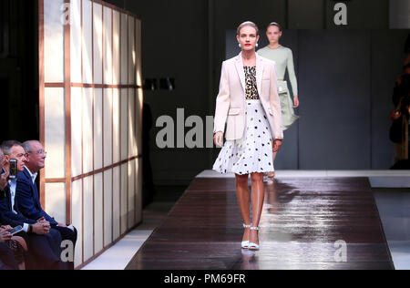 Model Natalia Vodianova auf dem Laufsteg während der Burberry London Fashion Week SS 19 Show im Süden Londons Mail Center statt. Stockfoto