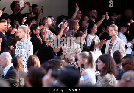 Model Natalia Vodianova (rechts) auf dem Laufsteg während der Burberry London Fashion Week SS 19 Show im Süden Londons Mail Center statt. Stockfoto