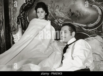 Sophia Loren und Paul Newman, "Lady L'MGM Datei Referenz 1965 #31316 338 THA Stockfoto