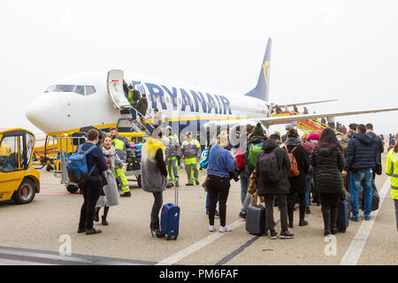 Bratislava, Slowakei. Vom 8. Januar 2018. Eine Ryanair Boeing 737-800 Flugzeuge am Flughafen Bratislava Landebahn geparkt. Die Menschen sind an Bord des Flugzeugs. Stockfoto