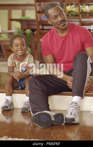 Film Still / Werbung immer noch von "Daddy Day Care" Eddie Murphy, Khamani Griffin © 2003 Columbia Pictures Photo Credit: Bruce McBroom Datei Referenz # 30753840 THA nur für redaktionelle Verwendung - Alle Rechte vorbehalten Stockfoto