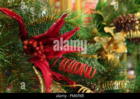 Wunderschöne Rot Glitter künstliche Blume mit Pine Tree Blätter für saisonale Dekorationen Stockfoto