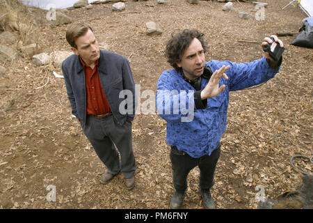 Film Still / Werbung immer noch von "Big Fish" Ewan McGregor und Regisseur Tim Burton © 2003 Columbia Pictures Datei Referenz # 30753893 THA nur für redaktionelle Verwendung - Alle Rechte vorbehalten Stockfoto