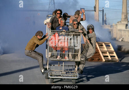 Film Still / Werbung immer noch von "Jackass - Der Film" (links) Dave England, (rechts) Ehren McGhehey, (im Warenkorb, beginnend Mitte im Uhrzeigersinn) Jason "Wee Man" Acuna, Bam Margera, Ryan Dunn, Steve-O, Chris Pontius, Johnny Knoxville © 2002 MTV Stockfoto