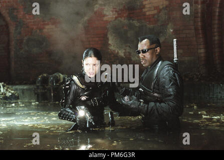 Film Still / Werbung noch von 'Blade II', Leonor Varela, Wesley Snipes © 2002 New Line Cinema Foto: Bruce Talamon Stockfoto