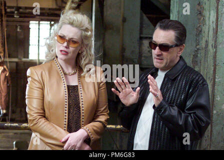 Film Still / Werbung noch von 'Analysieren' Cathy Moriarty, Robert De Niro © 2002 Warner Brothers Photo Credit: Phillip V. Caruso Stockfoto