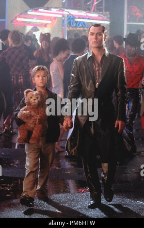 Film Still / Werbung immer noch von "A.I. Künstliche Intelligenz" Jude Law, Haley Joel Osment © 2001 Warner Brothers DreamWorks Foto: David James Datei Referenz # 30777014 THA nur für redaktionelle Verwendung - Alle Rechte vorbehalten Stockfoto