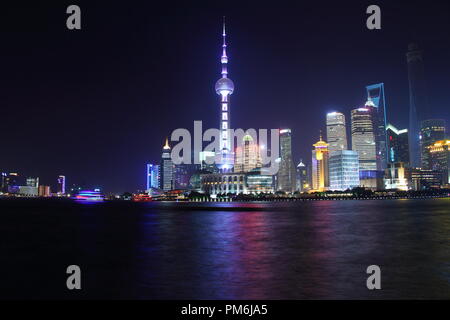Stadtteil Pudong von Shanghai bei Nacht Stockfoto