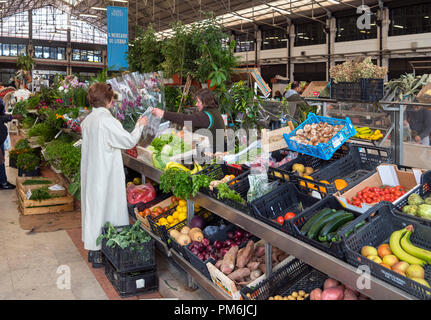 Frau kaufen, einen Markt für Obst und Gemüse im Mercado da Ribeira, Lissabon, Portugal Abschaltdruck Stockfoto