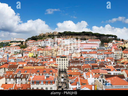 Blick auf die historische Castelo de Sao Jorge aus dem Aufzug Santa Justa, Rossio, Lissabon, Portugal Stockfoto