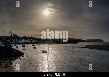 Sonnenuntergang über dem Fluss Nyfer Mündung am Newport, Pembrokeshire, Wales Stockfoto