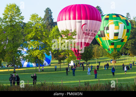 Heißluftballons die Vorbereitung für die morgen Masse Aufstieg in Longleat Sky Safari, Wiltshire, UK im September Stockfoto