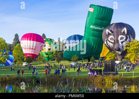 Heißluftballons die Vorbereitung für die morgen Masse Aufstieg in Longleat Sky Safari, Wiltshire, UK im September Stockfoto