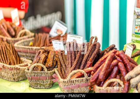 CERVIA (RA), Italien - 16. SEPTEMBER 2018: Österreichische Salami und Würstchen für Verkauf an den Europäischen Markt, Straße Ausstellung der typischen Produkte und Aromen Stockfoto