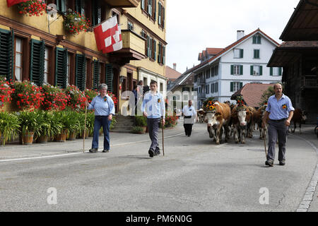 Sumiswald, Schweiz, 14. September 2018: Umzug in das Dorf Sumiswald im Kanton Bern Der herbstlichen zeremoniellen Almabtrieb von Berg Stockfoto