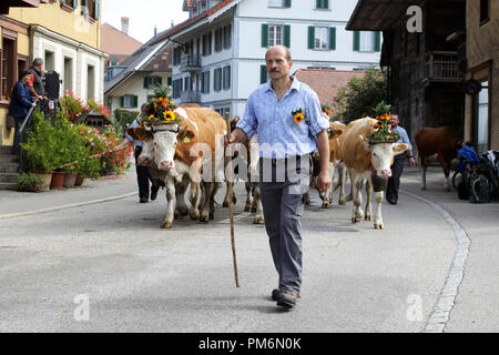 Sumiswald, Schweiz, 14. September 2018: Umzug in das Dorf Sumiswald im Kanton Bern Der herbstlichen zeremoniellen Almabtrieb von Berg Stockfoto