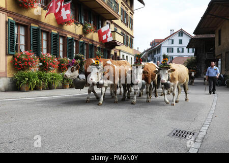 Sumiswald, Schweiz, 14. September 2018: Umzug in das Dorf Sumiswald im Kanton Bern Der herbstlichen zeremoniellen Almabtrieb von Berg Stockfoto