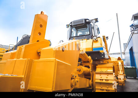 Die hydraulische Traktor ist gelb. Crawler Bulldozer auf der Messe Stockfoto